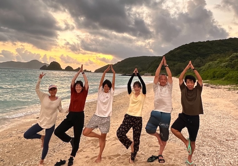 沖縄 座間味島 ビーチヨガ 旅道楽たかしゅん合同会社