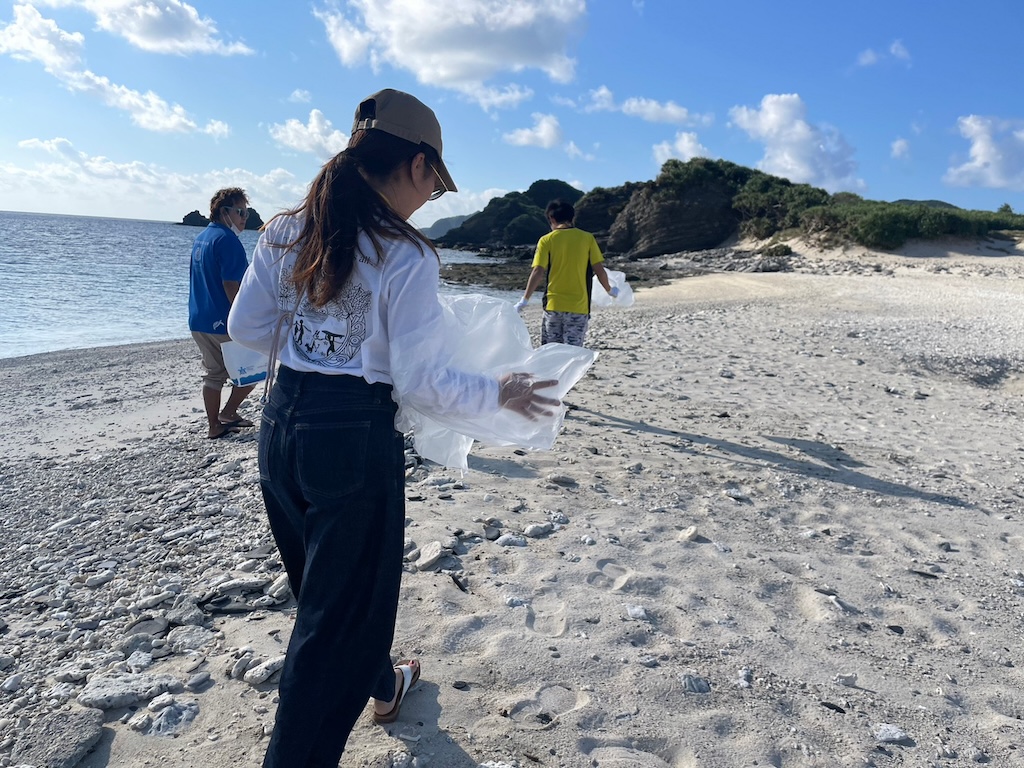 沖縄　座間味島　ビーチクリーン　旅道楽たかしゅん合同会社